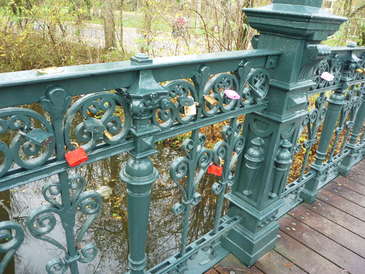 Liefdesslotjes aan het hek van de Iepenbrug