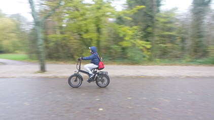 Een Fatbike raast in volle vaart voorbij in het Vondelpark