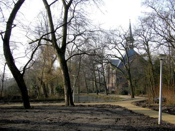 Bij de Brandkerk, grond is vervangen en voetpaden verlegd